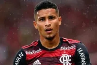 A imagem mostra João Gomes, volante do Flamengo.