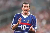 A imagem mostra o ex-jogador francês Zinédine Zidane.