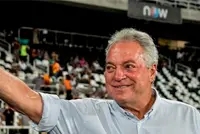 A imagem mostra Abel Braga, treinador do Fluminense.