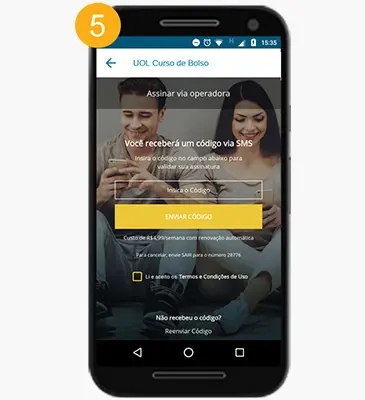 Imagem de um celular com uma foto de um casal na tela.