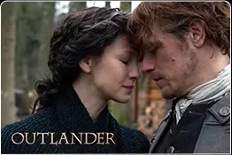 Imagem de dos dois personagens principais do seriado Outlander.
