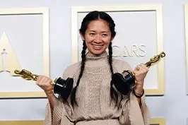A imagem mostra Chloé Zhao recebendo a estatueta do Oscar 2021 na categoria Melhor Diretora.