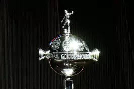 Imagem mostra a taça da Copa Libertadores da América.