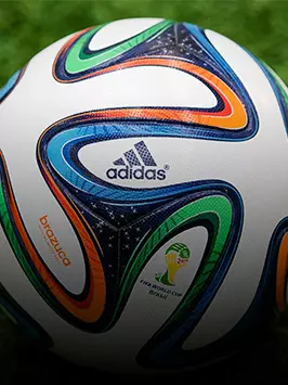 A imagem mostra a bola Brazuca, da Copa do Mundo da FIFA 2014™ 