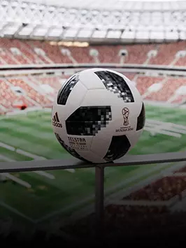 A imagem mostra a bola Telstar, da Copa do Mundo da FIFA 2018™ 