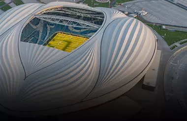 A imagem mostra o estádio Al Janoub, com capacidade para 40 mil pessoas. 
