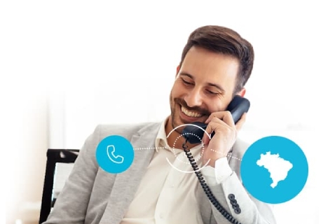 Imagem de mulher sorrindo falando ao telefone. Junto dois ícones, sendo um de telefone e outro de mensagem.
