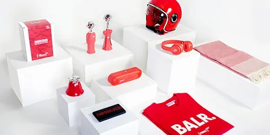 Produtos Claro Red, todos na cor vermelha: uma camiseta, um fone, um capacete, uma caixa, etc.