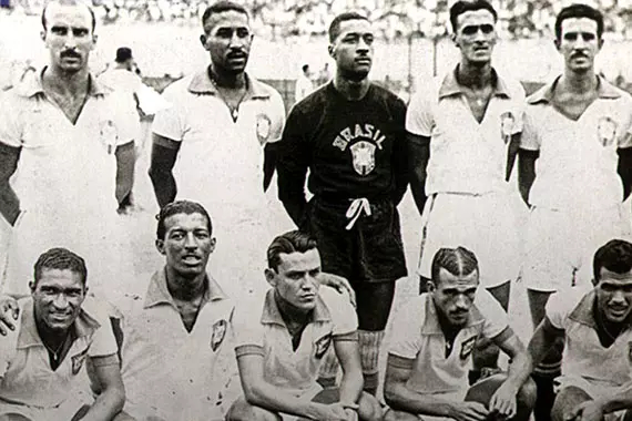 Imagem antiga da seleção brasileira posando para foto.