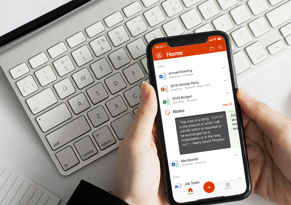 Mão usando um smartphone com o Office 365 mostrando arquivos