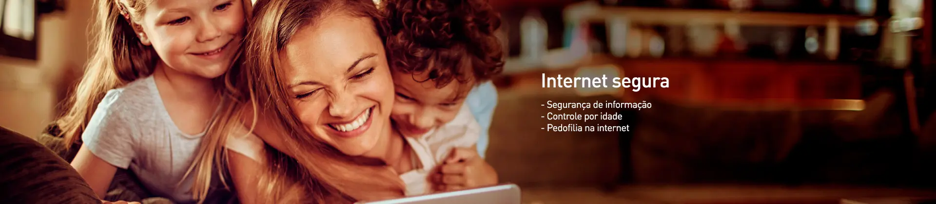 imagem de uma mãe e dois filhos sorrindo e olhando para um tablet com a mensagem Internet segura (segurança de informação, controle por idade e pedofilia na internet) imagem de uma mãe e dois filhos sorrindo e olhando para um tablet com a mensagem Internet segura (segurança de informação, controle por idade e pedofilia na internet)
