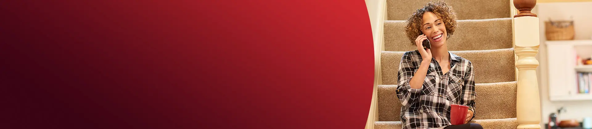 Foto de uma mulher sorrido e falando ao telefone. Foto de uma mulher sorrido e falando ao telefone.