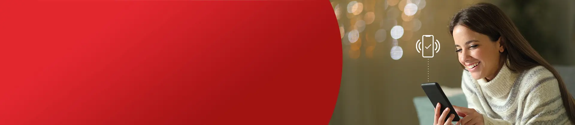 Imagem de uma moça sorrindo e olhando para um celular. Imagem de uma moça sorrindo e olhando para um celular.