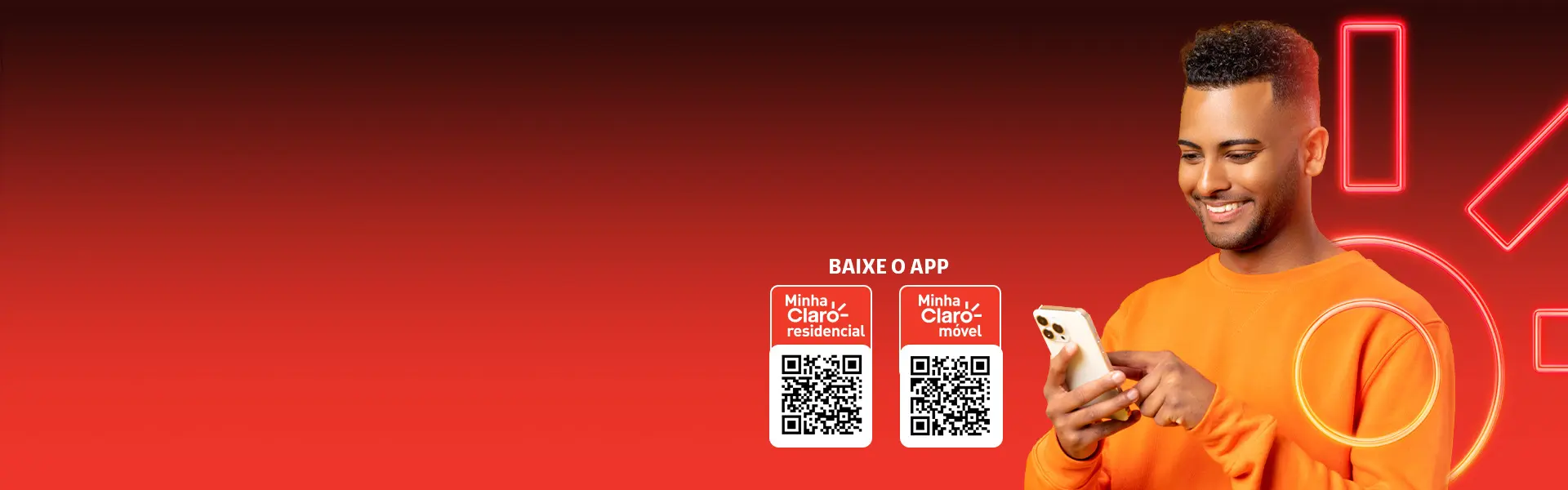 Imagem de um homem sorridente com celular nas mãos e os QR Codes para baixar os apps Minha Claro.