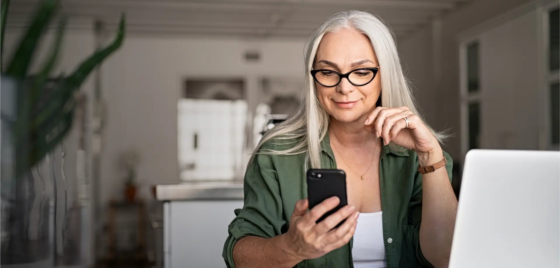 pessoa segurando smartphone