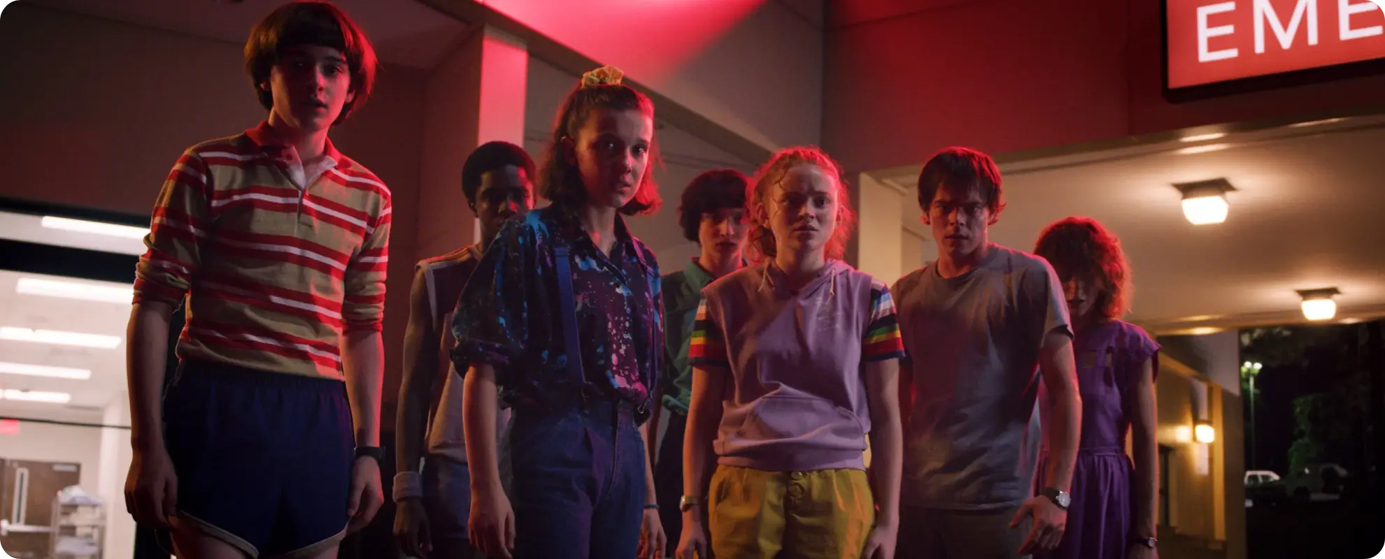 Noah Schnapp, Caleb McLaughlin, Millie Bobby Brown, Finn Wolfhard, Sadie Sink, Charlie Heaton e Natalia Dyer em cena, na série Stranger Things.