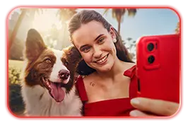 Mulher com cachorro ao lado e celular nas mãos.