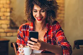 Imagem da Anitta segurando smartphone.