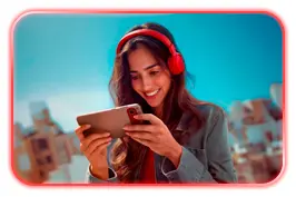 Mulher com celular nas mãos e fone no ouvido.