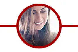 Mulher sorridente usando o celular.