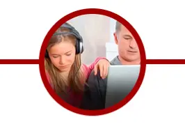 Um homem em frente ao computador e uma mulher com um fone no ouvido.