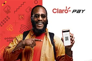 Imagem de um homem segurando o celular com o logo do Claro pay