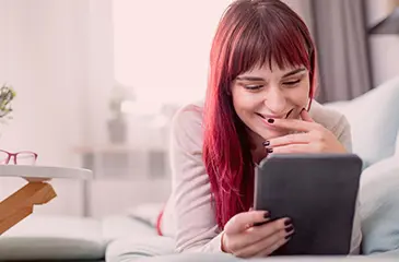 Imagem de uma moça mexendo num tablet.