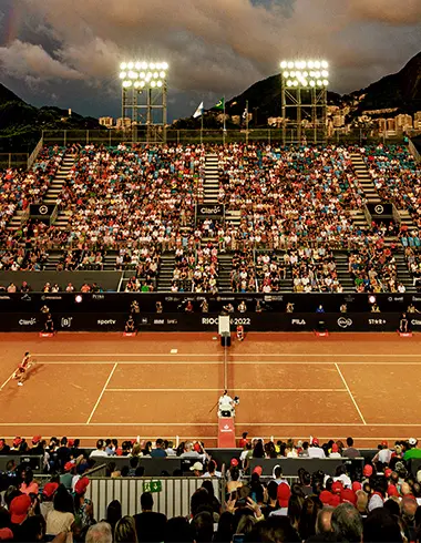 Imagem de uma partida de tênis.