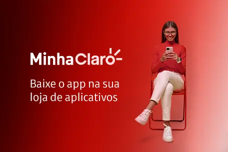 Logo do Minha Claro e ao lado uma mulher sentada em uma cadeira com celular nas mãos.