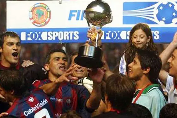 Imagem do San Lorenzo levantando a taça de campeão.