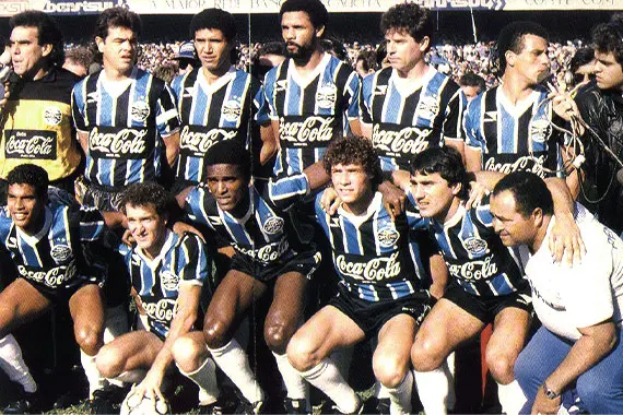 Imagem de um time do Grêmio reunido para foto.