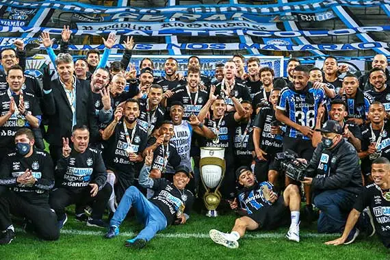 Imagem do Grêmio, campeão gaúcho, reunido para foto.