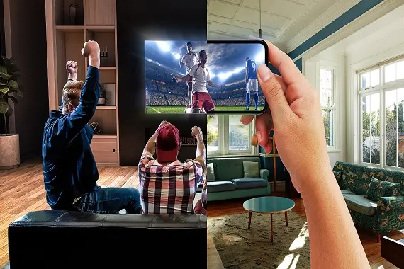 Imagem com torcedores na frente de uma TV assistindo um jogo de futebol