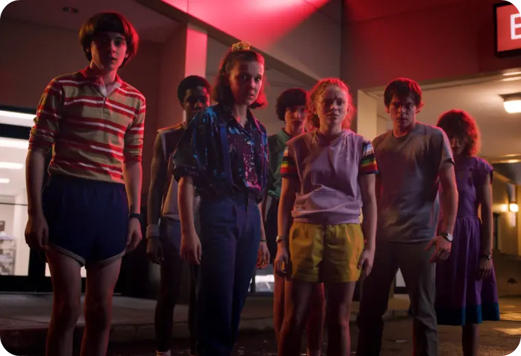 Sete personagens de Stranger Things juntos de pé.