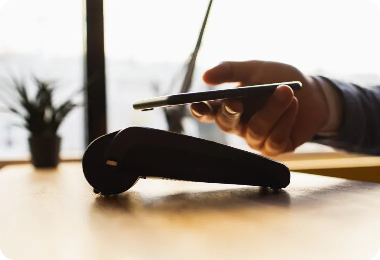 Banner Empresas O que é NFC? Imagem de pessoa aproximando celular na maquininha de cartão de crédito
