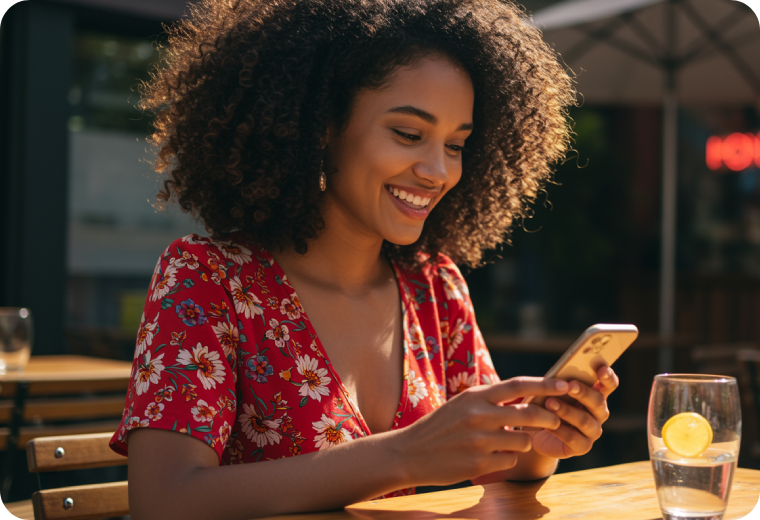 Mulher feliz navegando no celular