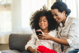Familia reunida usando tablet em casa