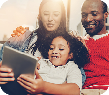 Familia conversando sobre o uso da tecnologia