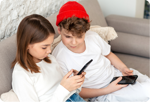 Menina e menino olhando o celular