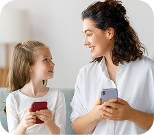 Mae e filha conversando sobre o uso do celular
