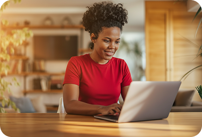 Mulher de camiseta vermelha usando um notebook em casa
