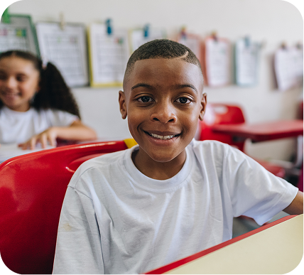 Aluno sorrindo em sala de aula