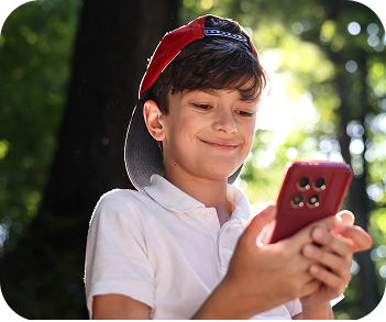 Crianca usando celular ao ar livre