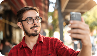 Homem de óculos usando um celular