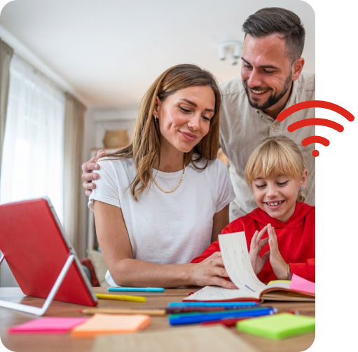 Familia acompanhando o uso da tecnologia