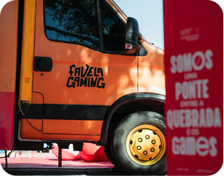 Ônibus do Lab Móvel Favela Gaming.