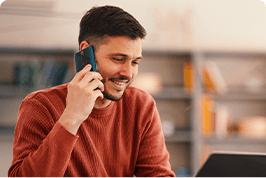 Imagem de mulher no notebook em pé