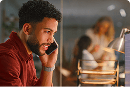 Imagem de mulher no notebook sentada