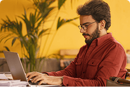 Imagem de homem no tablet