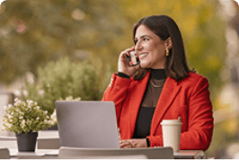 Imagem de mulher no celular